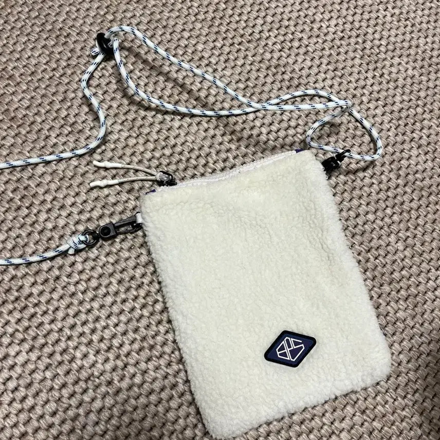 [BUNJANG] Beanpole Sport Fleece Mini Cross Bag / 빈폴 스포츠 양털 미니 크로스백