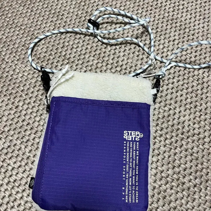 [BUNJANG] Beanpole Sport Fleece Mini Cross Bag / 빈폴 스포츠 양털 미니 크로스백