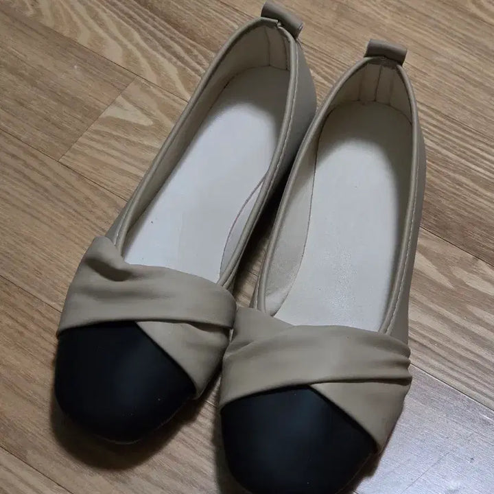 [BUNJANG] Two-Tone Beige and Black Flat Shoes / 베이지 블랙 투톤 플랫슈즈 단화 구두 235 새상품