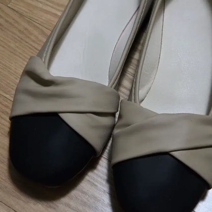 [BUNJANG] Two-Tone Beige and Black Flat Shoes / 베이지 블랙 투톤 플랫슈즈 단화 구두 235 새상품