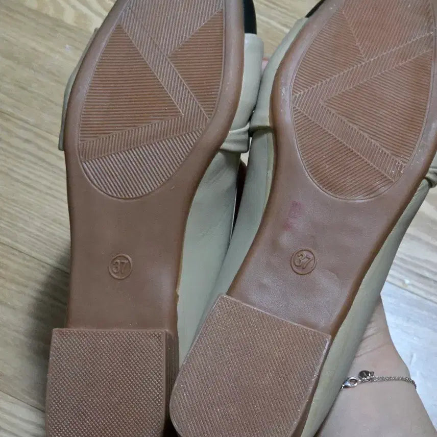 [BUNJANG] Two-Tone Beige and Black Flat Shoes / 베이지 블랙 투톤 플랫슈즈 단화 구두 235 새상품
