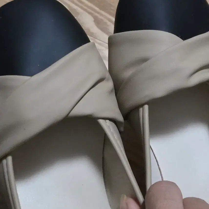 [BUNJANG] Two-Tone Beige and Black Flat Shoes / 베이지 블랙 투톤 플랫슈즈 단화 구두 235 새상품