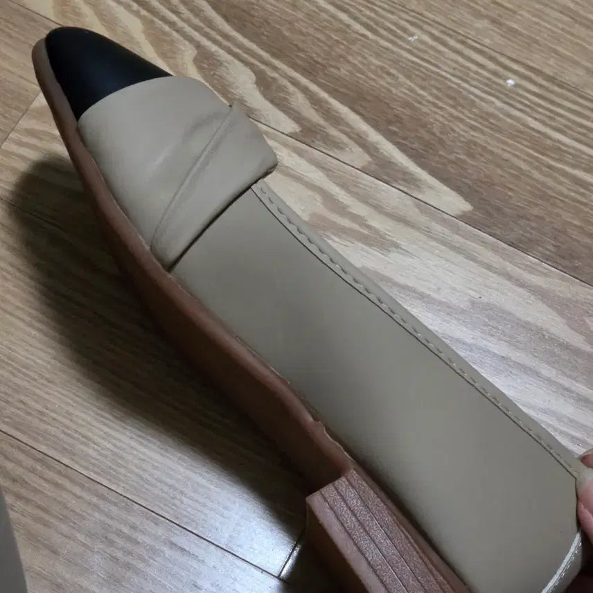 [BUNJANG] Two-Tone Beige and Black Flat Shoes / 베이지 블랙 투톤 플랫슈즈 단화 구두 235 새상품
