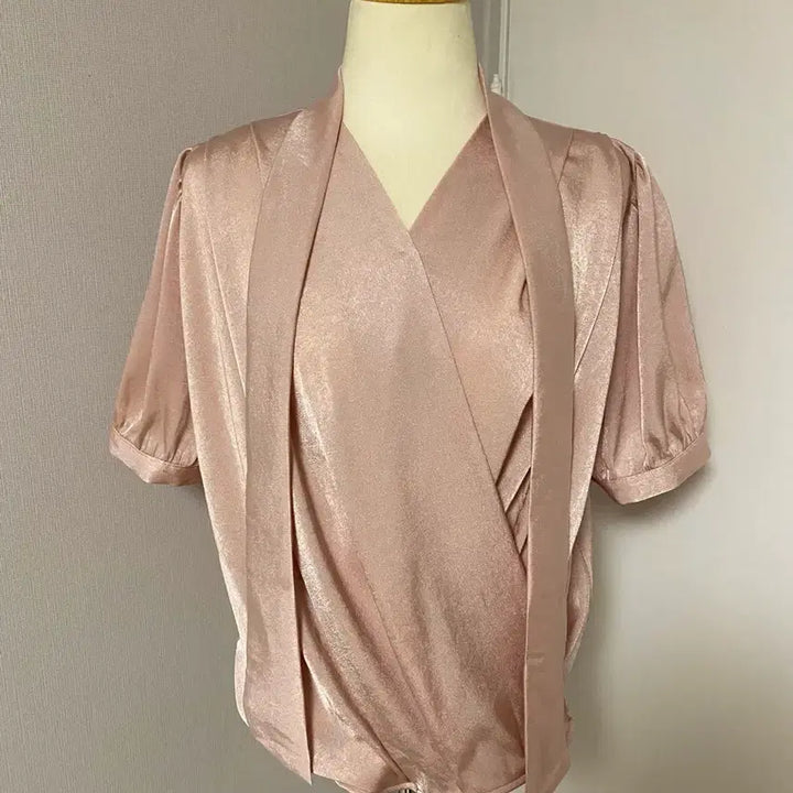 [BUNJANG] New Satin Tie Short-Sleeve Pearl Blouse / (공장재고정리/새상품)새틴 타이 반팔 펄블라우스