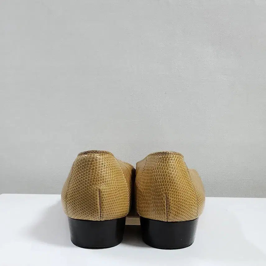[SOLD OUT] 페라가모 간치니 리자드 로퍼  8 ( 250 )  명품구두 명품신발
