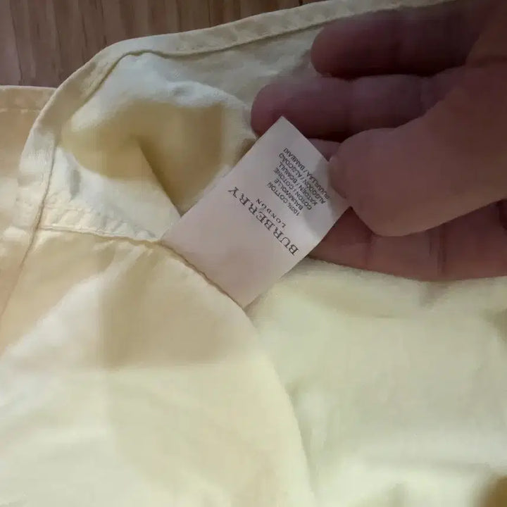 [BUNJANG] Burberry 버버리 코튼 셔츠 남방 개나리 컬러 이쁨 100L / Burberry 버버리 코튼 셔츠 남방 개나리 컬러 이쁨 100L
