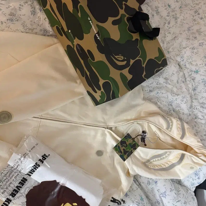 [BUNJANG] A Bathing Ape Ivory Shark Hoodie 2XL / A Bathing Ape 아이보리 샤크 후드집업 2XL