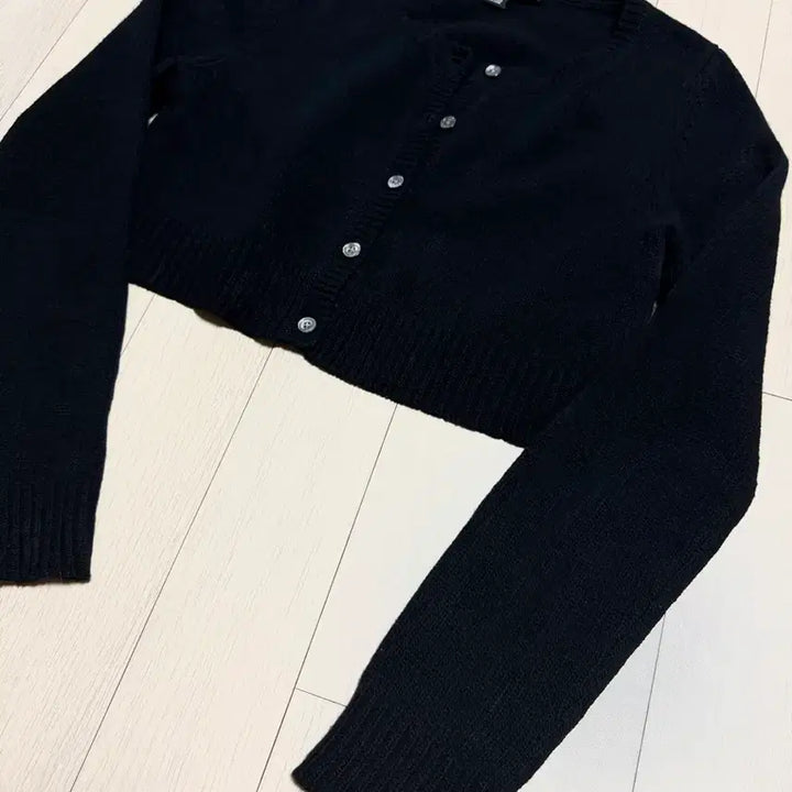 [BUNJANG] DKNY Cashmere Wool Black Crop Cardigan / DKNY 캐시미어울 블랙 크롭 가디건 기본검정색이너출근오피스룩니트라운드넥