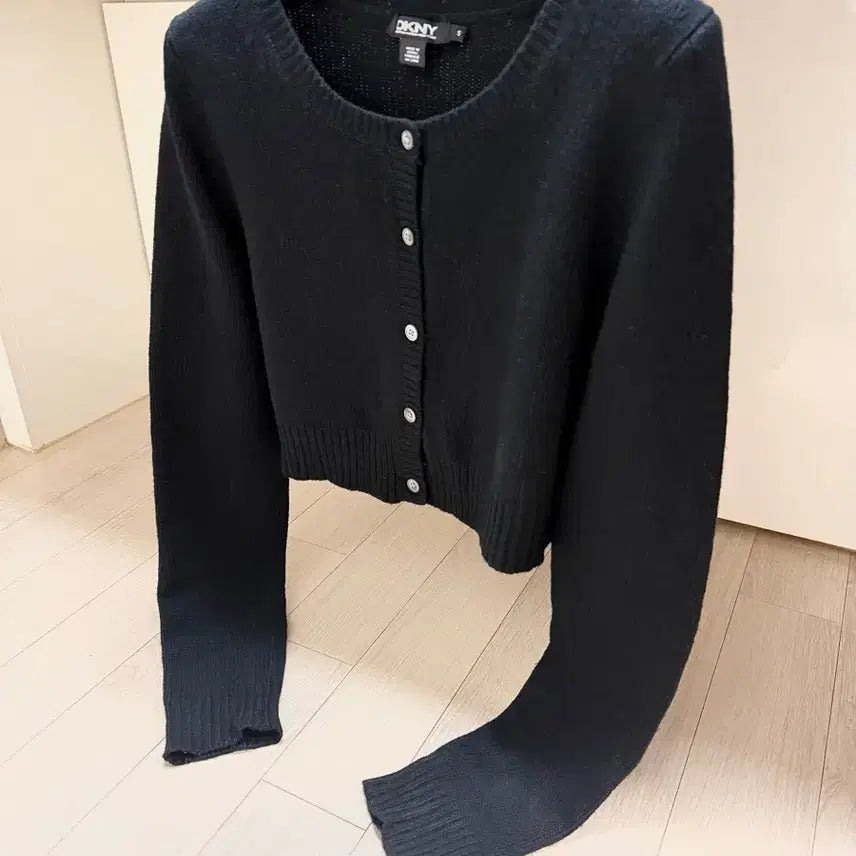 [BUNJANG] DKNY Cashmere Wool Black Crop Cardigan / DKNY 캐시미어울 블랙 크롭 가디건 기본검정색이너출근오피스룩니트라운드넥