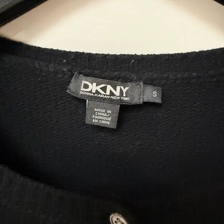[BUNJANG] DKNY Cashmere Wool Black Crop Cardigan / DKNY 캐시미어울 블랙 크롭 가디건 기본검정색이너출근오피스룩니트라운드넥