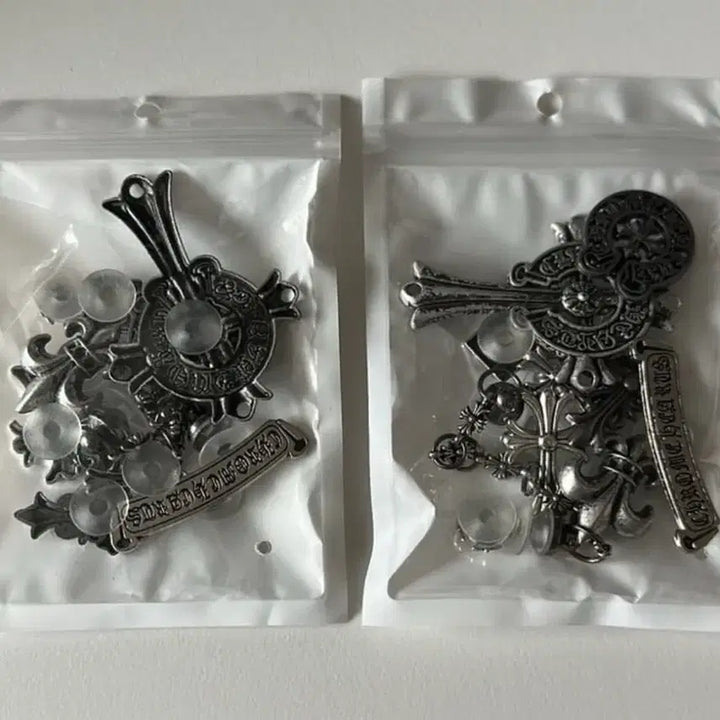 [SOLD OUT] 크록스 크롬하츠 스타일 지비츠 팝니다