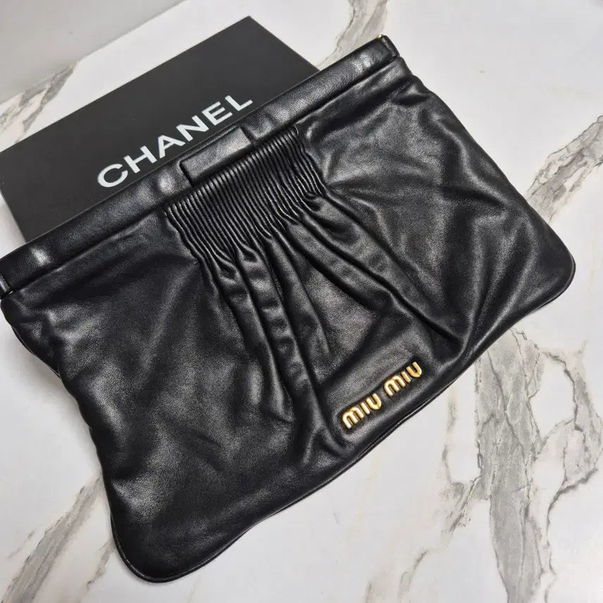 [BUNJANG] Miu Miu Matelassé Clutch Pouch / (정품) 미우미우 마테라쎄 클러치백 파우치