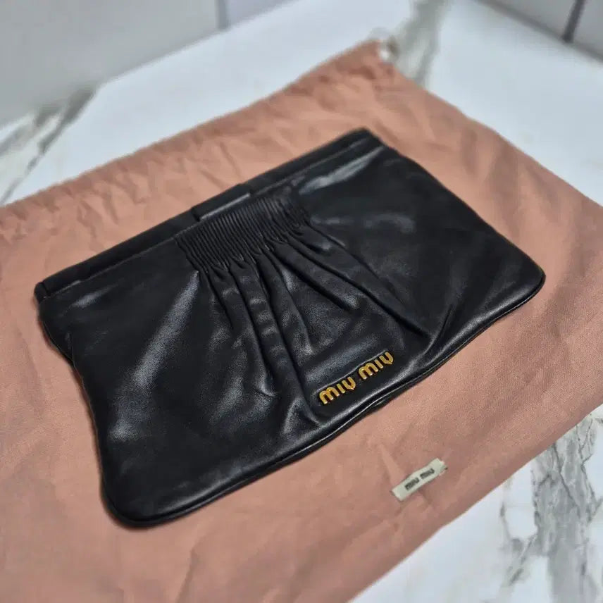 [BUNJANG] Miu Miu Matelassé Clutch Pouch / (정품) 미우미우 마테라쎄 클러치백 파우치
