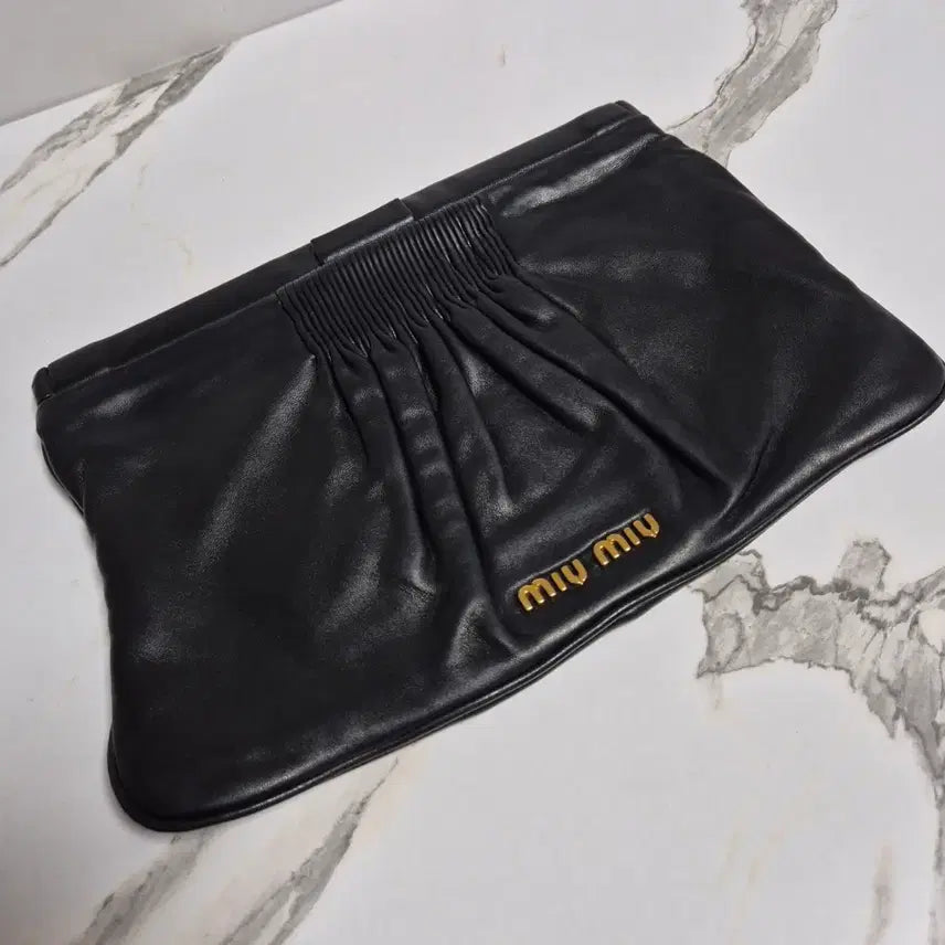 [BUNJANG] Miu Miu Matelassé Clutch Pouch / (정품) 미우미우 마테라쎄 클러치백 파우치