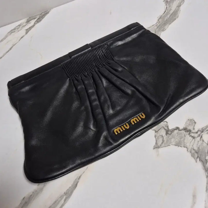 [BUNJANG] Miu Miu Matelassé Clutch Pouch / (정품) 미우미우 마테라쎄 클러치백 파우치