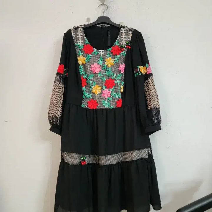[BUNJANG] Black Floral Embroidered Long Dress / 블랙 플라워 자수 롱 원피스