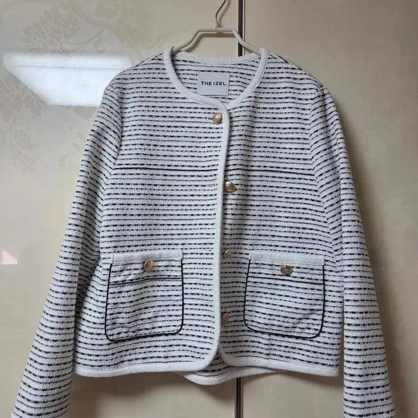 [BUNJANG] White Tweed Jacket with Gold Buttons and Black Trim / 트위드자켓