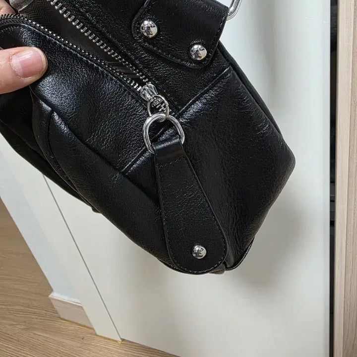 [BUNJANG] Gisele Natural Cowhide Leather Crossbody Bag / 지젤 천연 소가죽 크로스백