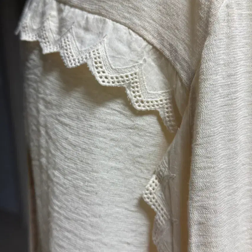 [BUNJANG] Nice Claup Ivory Lace Blouse / 나이스클라우프(Nice Claup) 아이보리 레이스 장식 블라우스