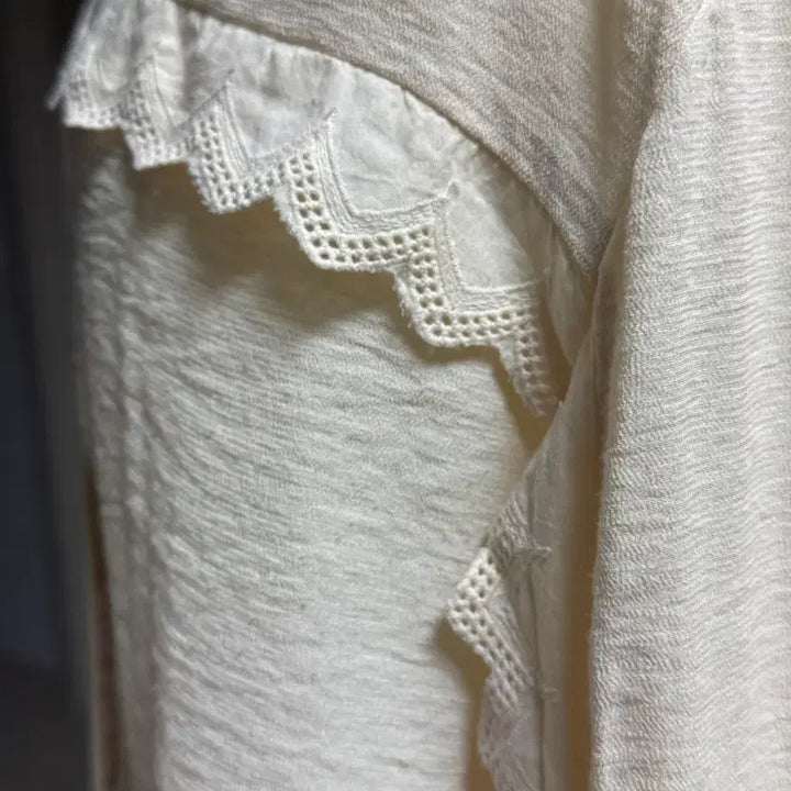 [BUNJANG] Nice Claup Ivory Lace Blouse / 나이스클라우프(Nice Claup) 아이보리 레이스 장식 블라우스