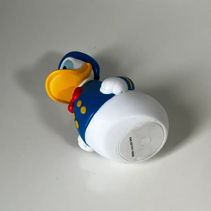 [BUNJANG] Shanghai Disneyland Limited Edition Donald Duck Doll / 상하이 도날드덕 한정 물오리 인형 디즈니랜드 굿즈 한정판