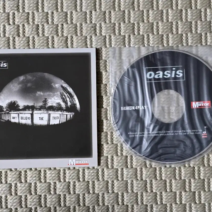 [BUNJANG] Oasis Daily Mirror Large Magazine (June 2005 Issue) / 매거진 oasis 오아시스 - Daily Mirror 대형 매거진