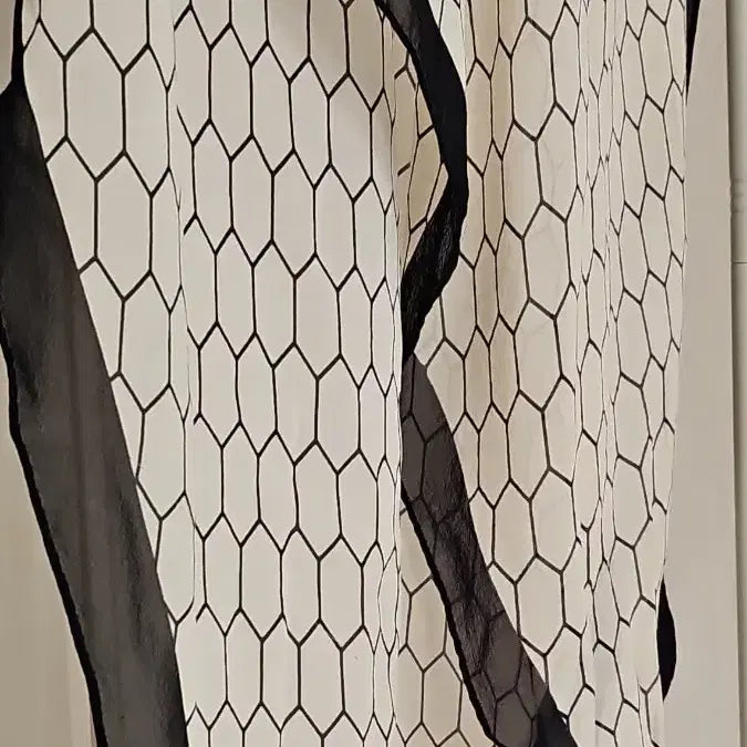 [BUNJANG] ANDY &amp; DEBB Honeycomb Pattern Silk Scarf / ANDY &amp; DEBB 허니콤 패턴 실크 스카프