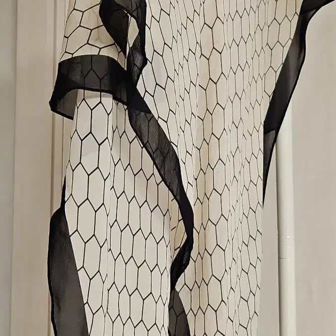 [BUNJANG] ANDY &amp; DEBB Honeycomb Pattern Silk Scarf / ANDY &amp; DEBB 허니콤 패턴 실크 스카프