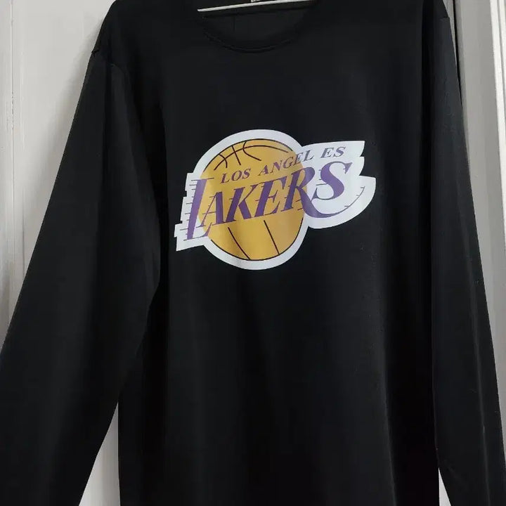 [BUNJANG] LA Lakers Black Long Sleeve Sweatshirt (L) / LA레이커스 검정색 맨투맨 긴팔 티셔츠 L사이즈 팝니다.