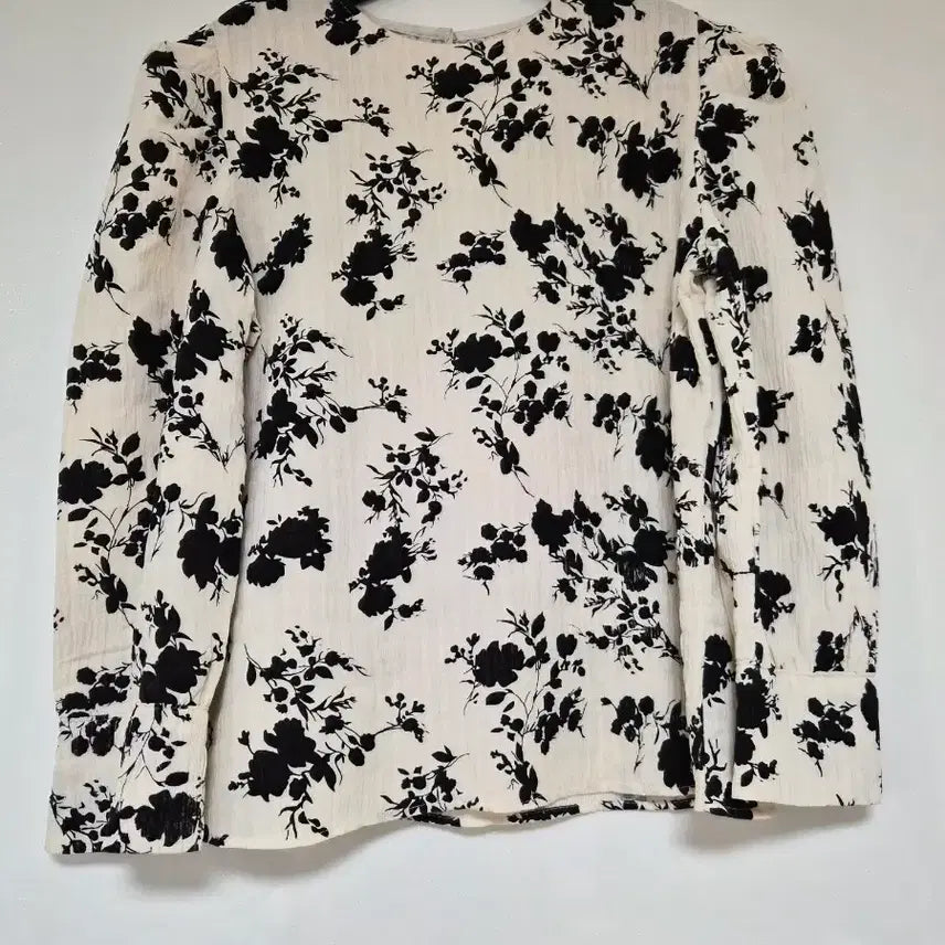 [BUNJANG] Ivory Black Flower Pattern Blouse / 아이보리 블랙 플라워 블라우스