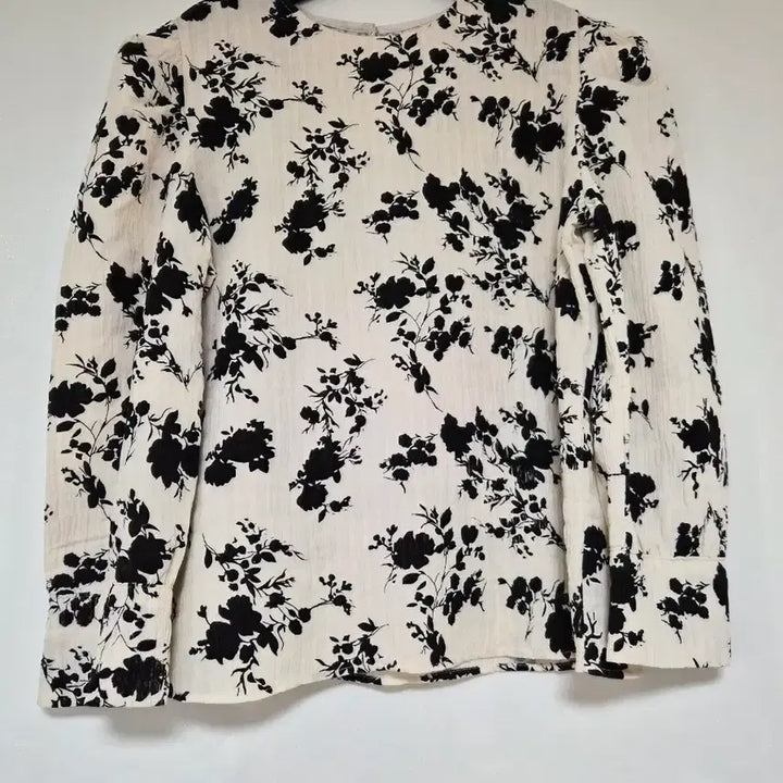 [BUNJANG] Ivory Black Flower Pattern Blouse / 아이보리 블랙 플라워 블라우스