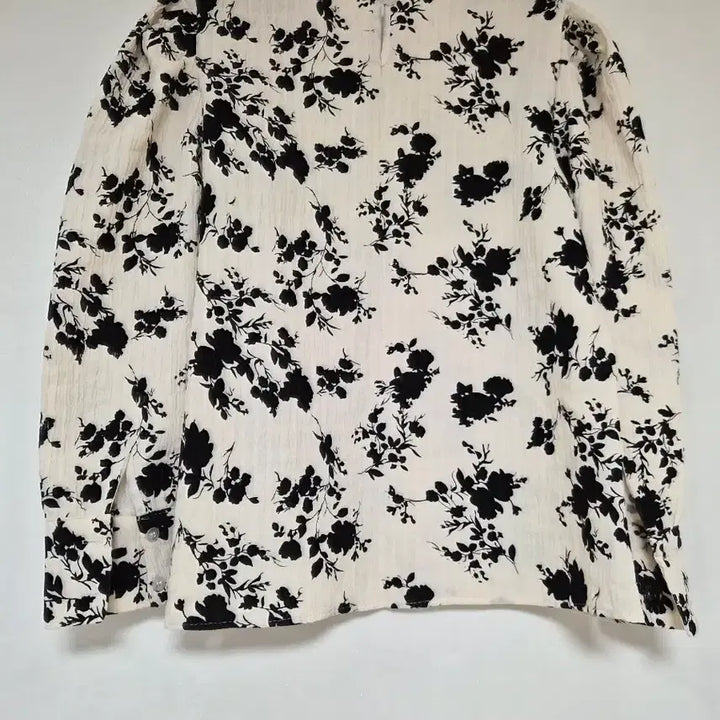 [BUNJANG] Ivory Black Flower Pattern Blouse / 아이보리 블랙 플라워 블라우스
