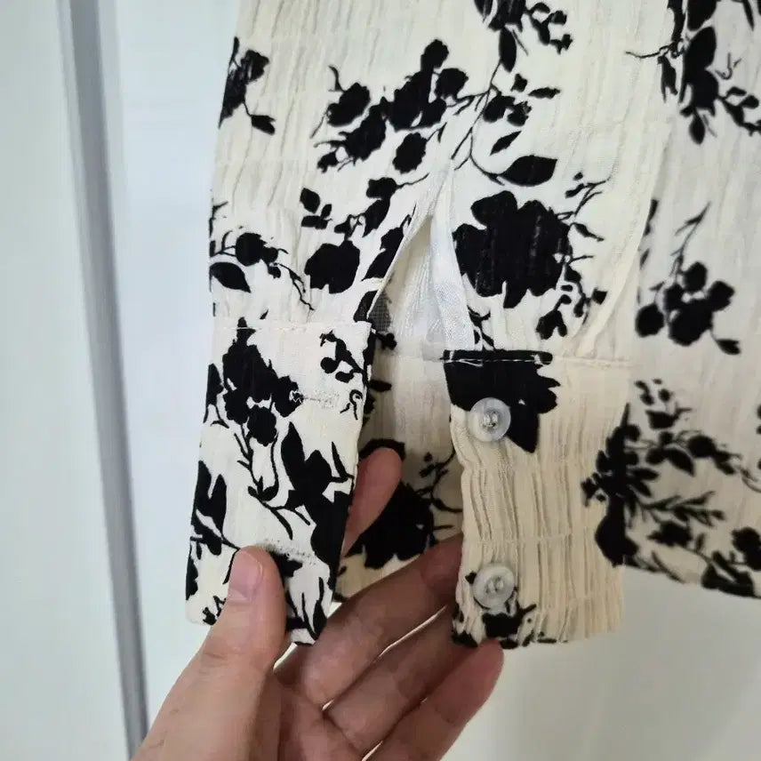 [BUNJANG] Ivory Black Flower Pattern Blouse / 아이보리 블랙 플라워 블라우스