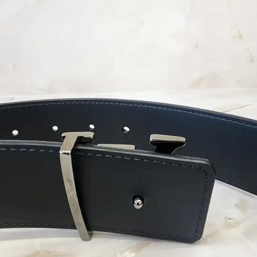 [SOLD OUT] 루이비통 LV 이니셜 모노그램 이클립스 리버시블 양면 남성벨트 M9043