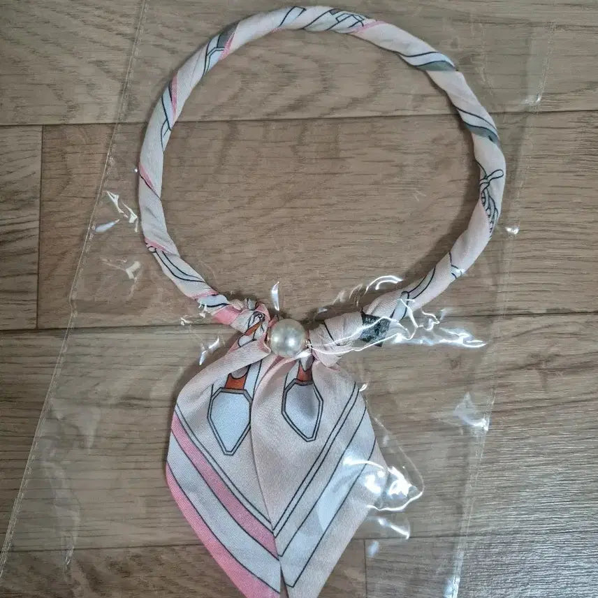 [BUNJANG] Magnetic Scarf with Pearl Accent / [새상품] 자석스카프