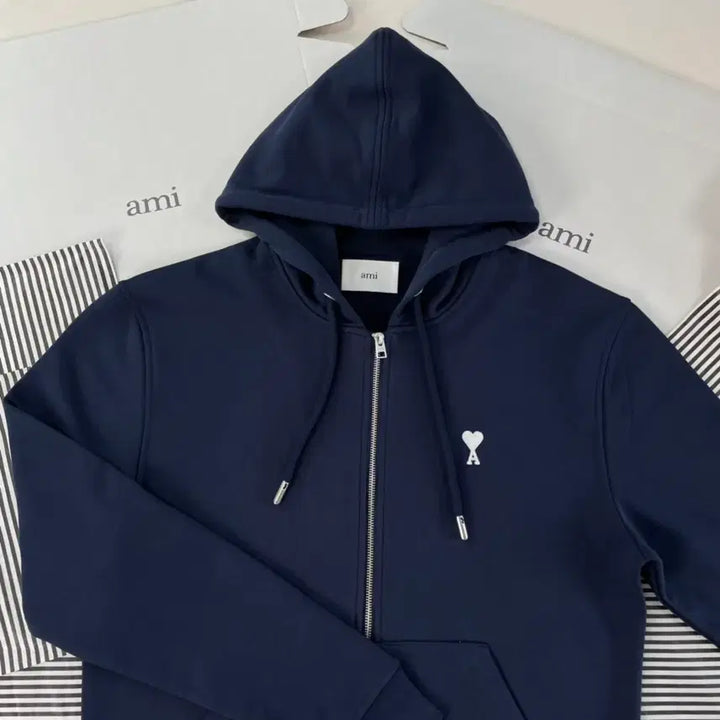 [BUNJANG] AMI Small Logo Embroidered Hoodie - Navy / 아미 AMI 후드집업 네이비 자수 하트 스몰로고  봄