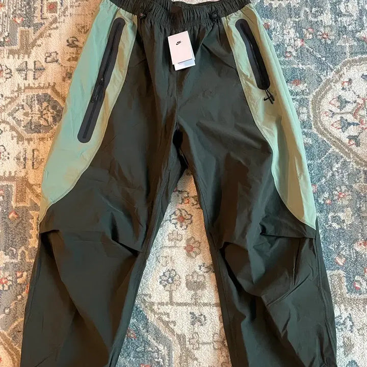 [BUNJANG] Nike Tech Dri-FIT Woven Color Block Oversized Pants (New, L) / 나이키 테크 드라이핏 우븐 컬러 블록 오버사이즈 팬츠(새제품. L)
