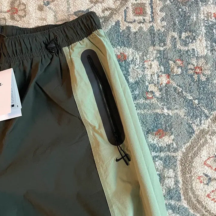 [BUNJANG] Nike Tech Dri-FIT Woven Color Block Oversized Pants (New, L) / 나이키 테크 드라이핏 우븐 컬러 블록 오버사이즈 팬츠(새제품. L)