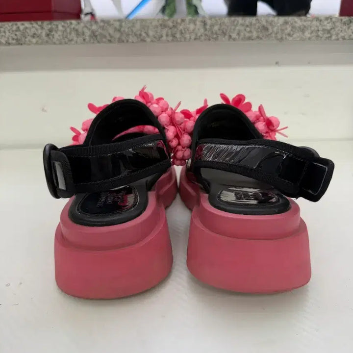 [SOLD OUT] 정품) 슈콤마보니 플랫폼 핑크 꽃 장식 샌들 350