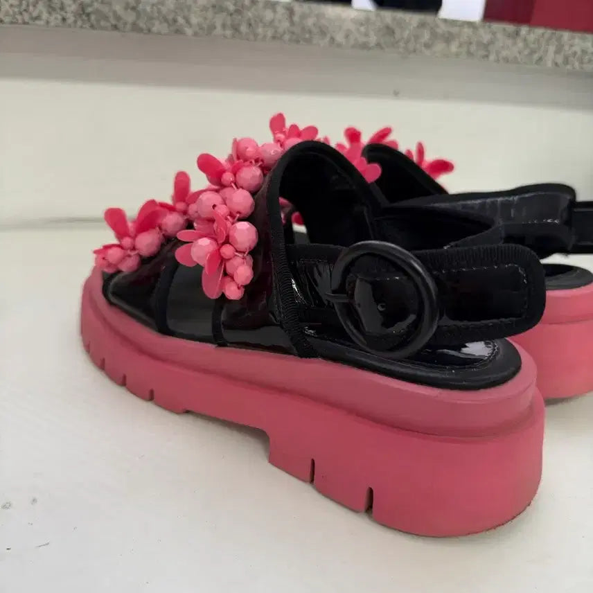 [SOLD OUT] 정품) 슈콤마보니 플랫폼 핑크 꽃 장식 샌들 350
