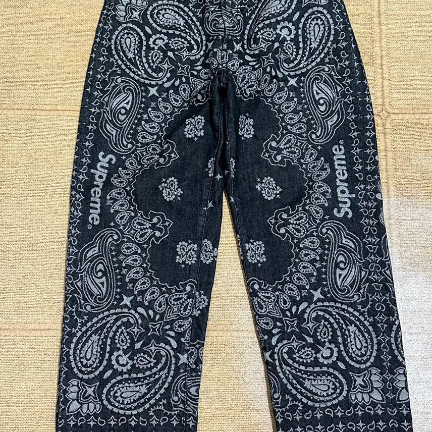 [BUNJANG] Supreme Bandana Jacquard Black Jeans / 슈프림 반다나  배기 블랙 팬츠 32