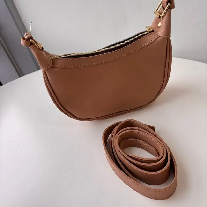 [BUNJANG] Leather Half-Moon Shoulder Bag / 소가죽 반달숄더백