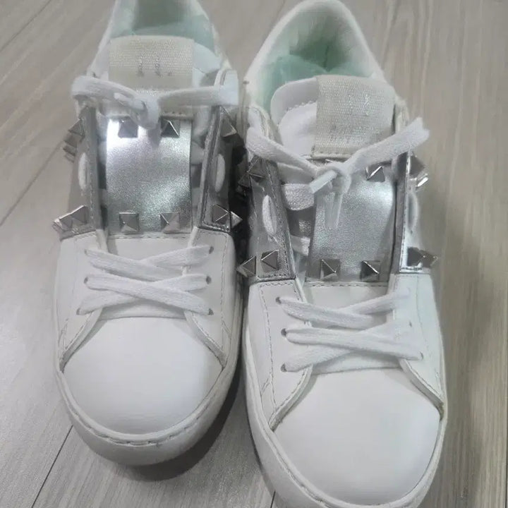 [BUNJANG] Valentino Rockstud Sneakers White 35 / 발렌티노 락스터드 스니커즈 화이트 35