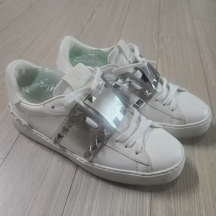 [BUNJANG] Valentino Rockstud Sneakers White 35 / 발렌티노 락스터드 스니커즈 화이트 35