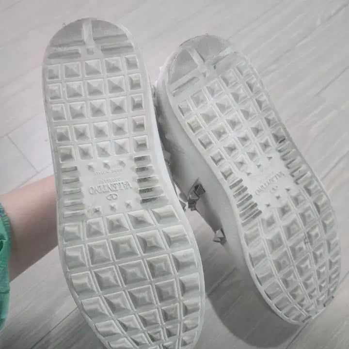 [BUNJANG] Valentino Rockstud Sneakers White 35 / 발렌티노 락스터드 스니커즈 화이트 35