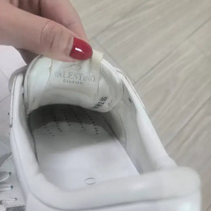 [BUNJANG] Valentino Rockstud Sneakers White 35 / 발렌티노 락스터드 스니커즈 화이트 35