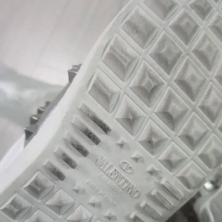 [BUNJANG] Valentino Rockstud Sneakers White 35 / 발렌티노 락스터드 스니커즈 화이트 35