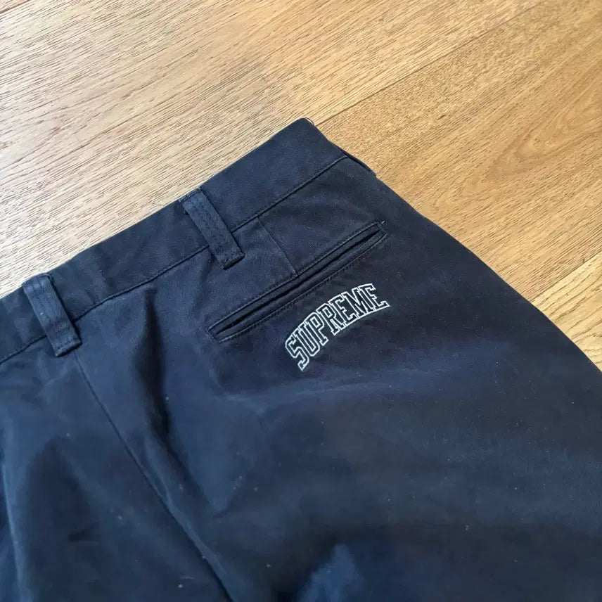 [SOLD OUT] 슈프림 치노팬츠 아치로고