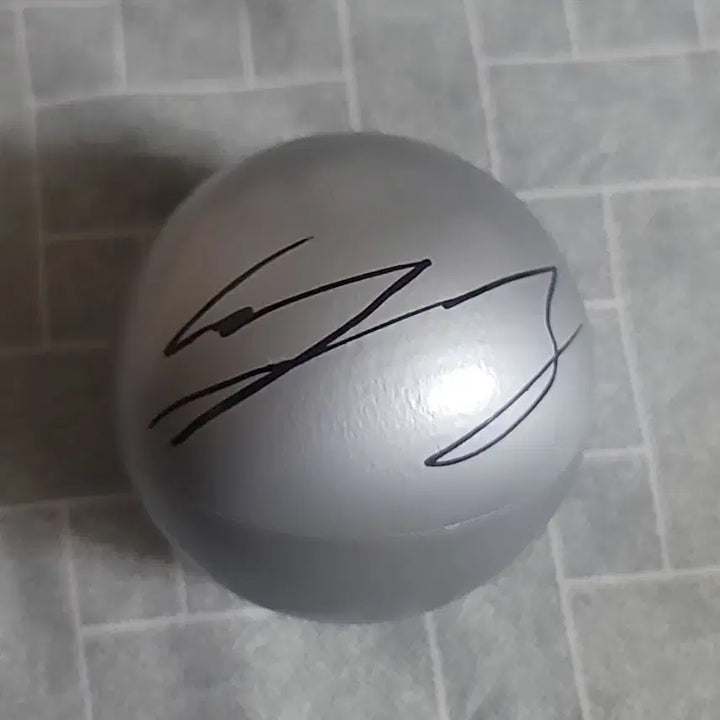 [BUNJANG] fromis_9 Lee Na Gyung Autographed Ball / 프로미스나인 이나경 싸인볼