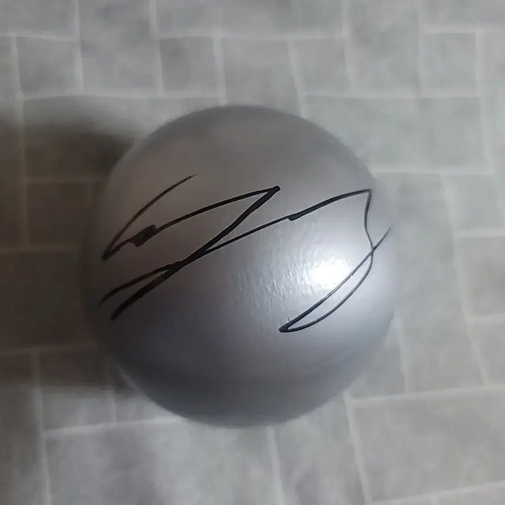 [BUNJANG] fromis_9 Lee Na Gyung Autographed Ball / 프로미스나인 이나경 싸인볼
